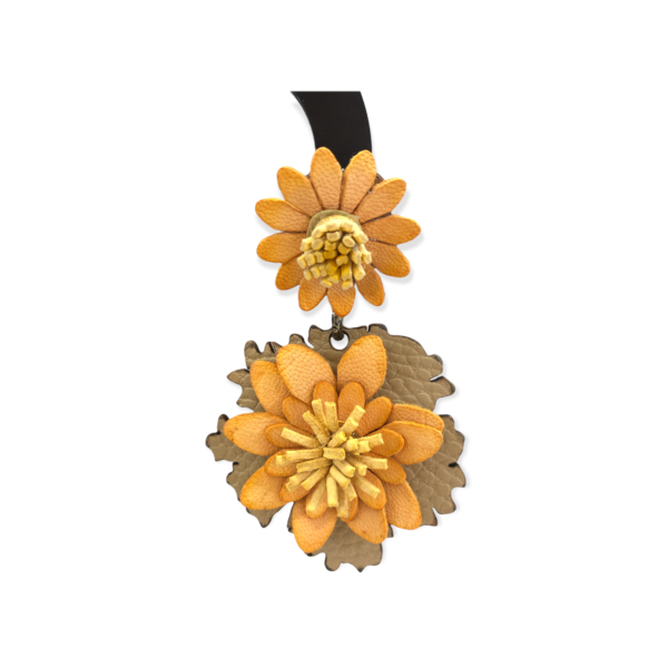 Orecchino pelle flower ALMALA - immagine 2